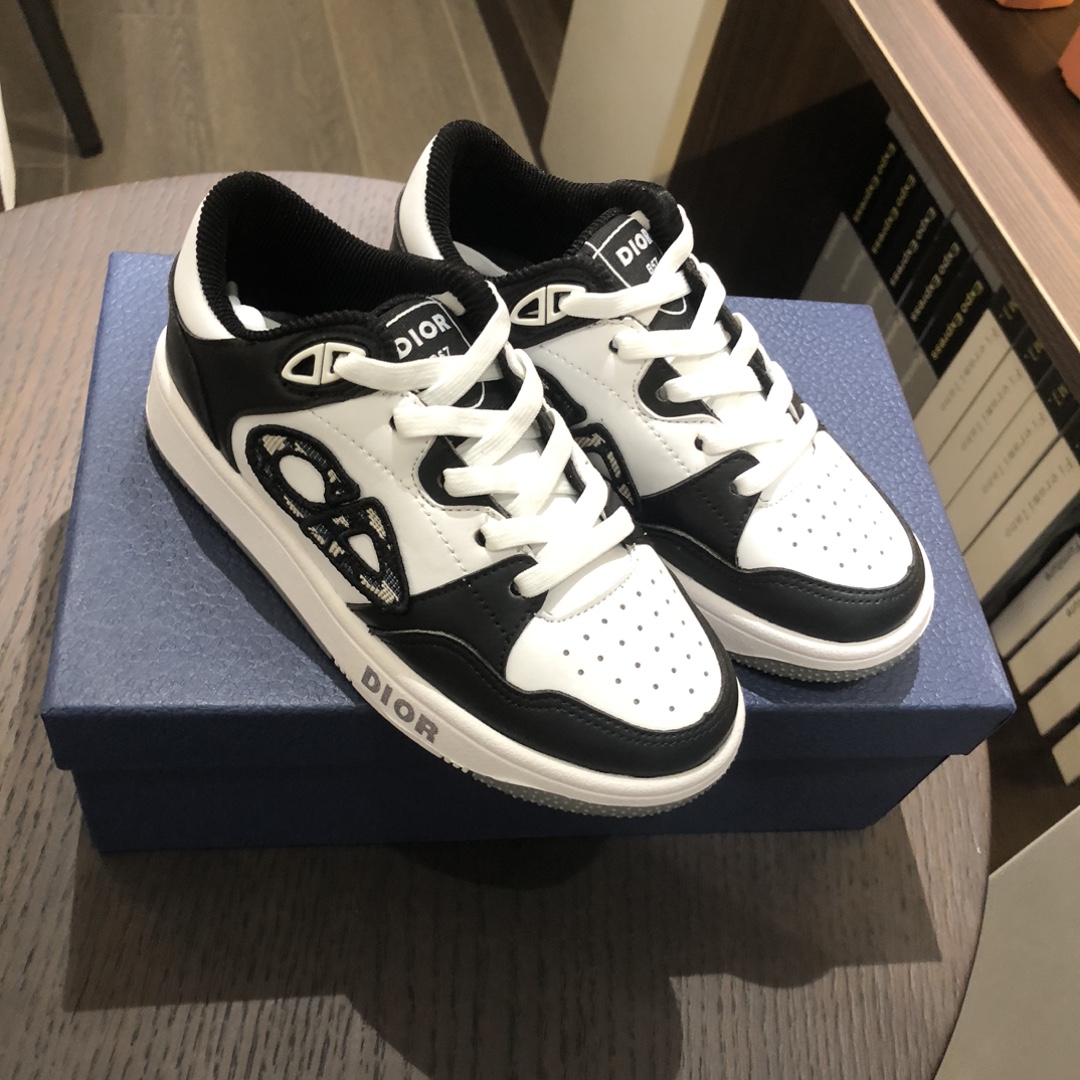 Children's shoes child